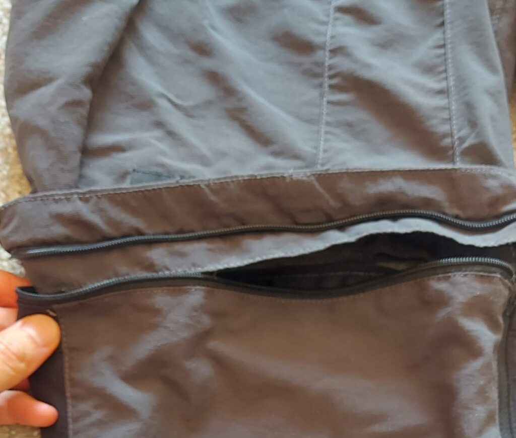 Odpięta nogawka spodni do trekkingu