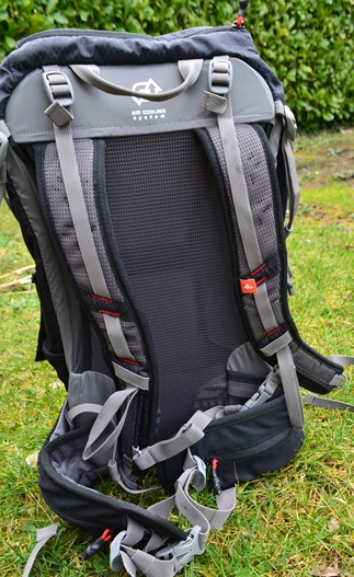 Zdjęcie tylnej części plecaka z widocznym systemem nośnym i pasem biodrowym