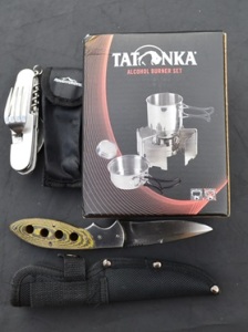 Zdjęcie zestawu do gotowania Tatonka, podręcznego nożyka oraz zestawu sztućców turystycznych.