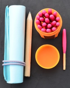 Zdjęcie zapałek sztormowych, kilku kartek papieru o rozmiarze post-it oraz ołówka.