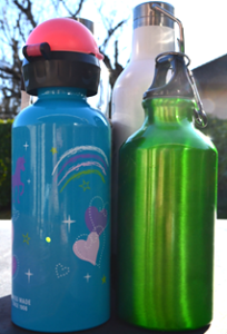 Zdjęcie przedstawia cztery bidony o różnych kolorach i kształtach.