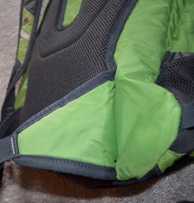 Na zdjęciu widoczna jest mała część plecaka, odpowiadająca za pas biodrowy."