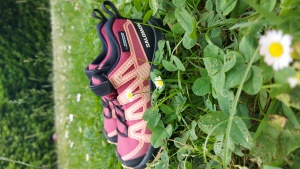 Rozowe buty trekkingowe dziecięce marki Salomon XA Pro, wodoodporne.