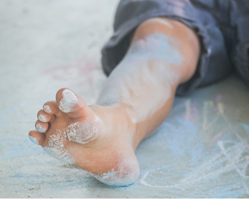 Stopa dziecka, ubrudzona kredą