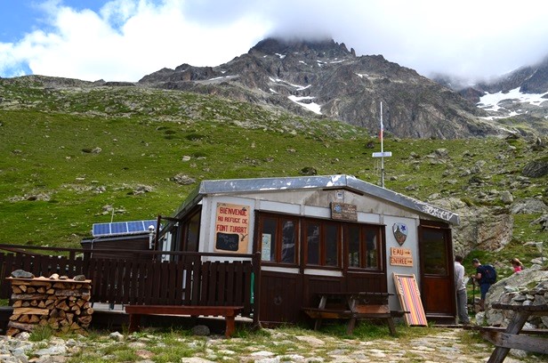 Zdjęcie przedstawia schronisko "Font Turbat" w masywie Ecrins w Alpach francuskich, na wysokości 2194m n.p.m.